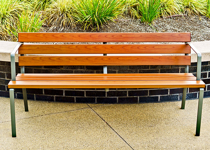 Forum Seat (3-seater) in aluminium woodgrain Bush Cherry, with Woodland Grey frames.