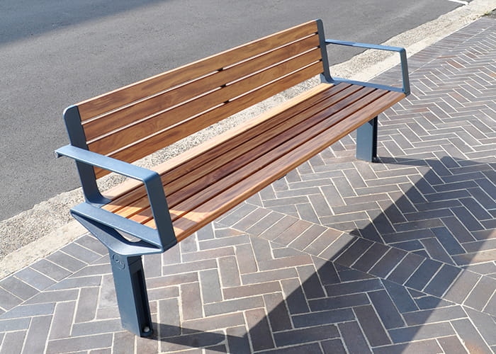 Aria Seat with aluminium woodgrain battens in Spotted Gum, Deep Ocean frame.