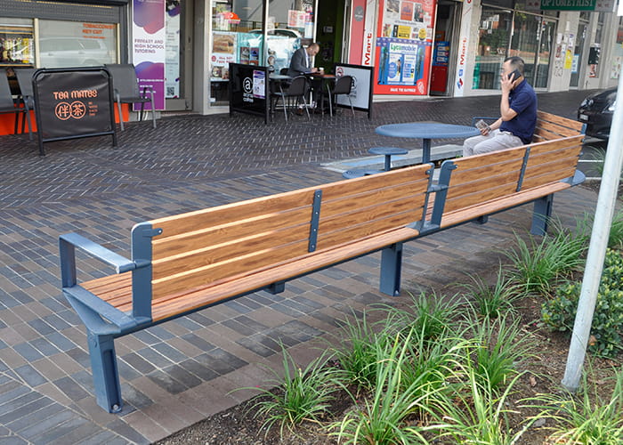 Aria Curved, Cafe Table and Stools, with aluminium woodgrain Spotted Gum battens and Deep Ocean frames.