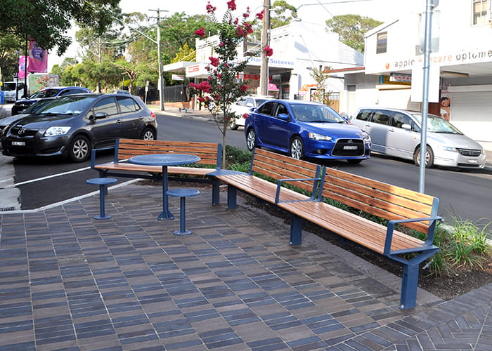 Aria Curved, Cafe Table and Stools, with aluminium woodgrain Spotted Gum battens and Deep Ocean frames.