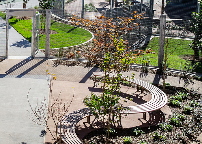Mall Curved Bench (CMM8-C) with aluminium Casuarina battens, Textura Jasper frame. Photo: Brigitta Schyns.
