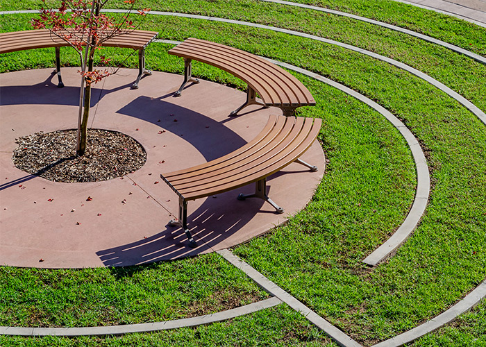 Mall Curved Bench (CMM8-C) with aluminium Casuarina battens, Textura Jasper frame. Photo: Brigitta Schyns.