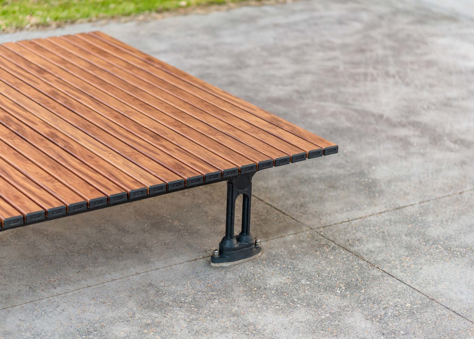 Mall Platform (CMM9) with aluminium woodgrain battens in Spotted Gum, Textura Monument frame.