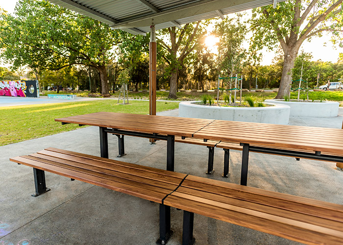 Park DDA Setting (PT9-DDA, PB5-DDA) with Spotted Gum battens, Textura Monument frame.