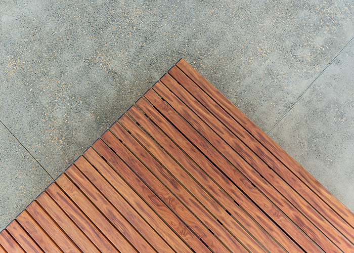 Mall Platform (CMM9) with aluminium woodgrain battens in Spotted Gum, Textura Monument frame.