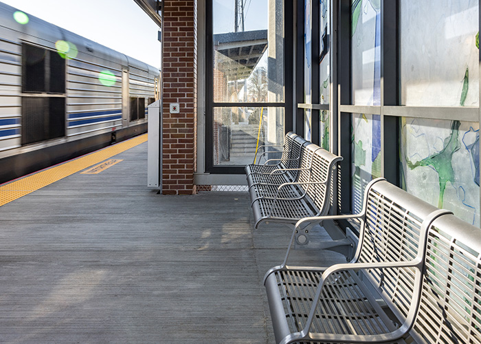 Concourse Seat (CML7, 4-seater) wall-fixed, Sable Brilliance panels, Palladium Silver frame.