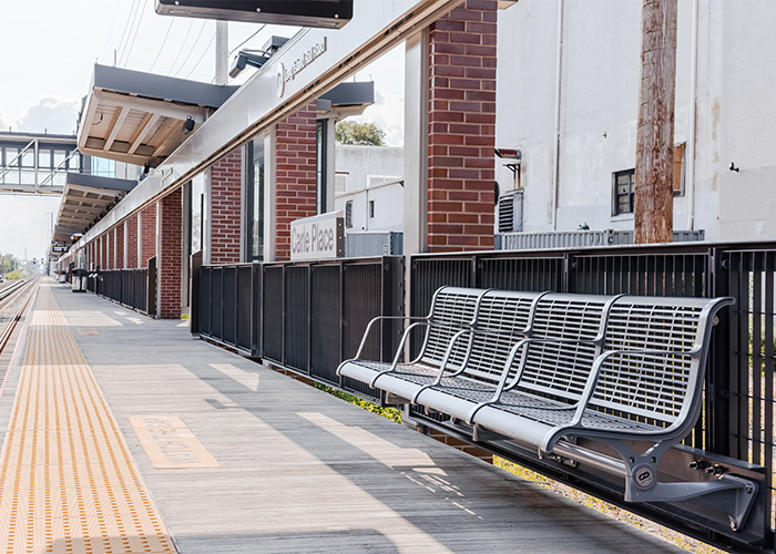 Concourse Seat (CML7, 4-seater) wall-fixed, Sable Brilliance panels, Palladium Silver frame.