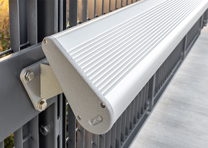 Aero Leaning Rail (AR1, 1500mm) wall-fixed, anodised aluminium body, Palladium Silver frame.