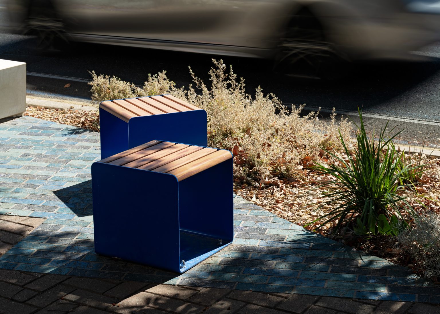 Linea Cube with aluminium Spotted Gum battens, Jaybird Blue frames.