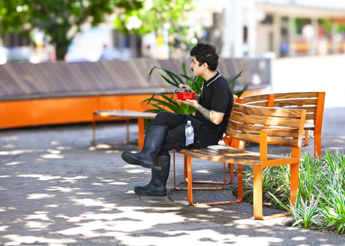 Linea Curved Seat (LIS10-C) and Linea Curved Bench (LIB6-C).