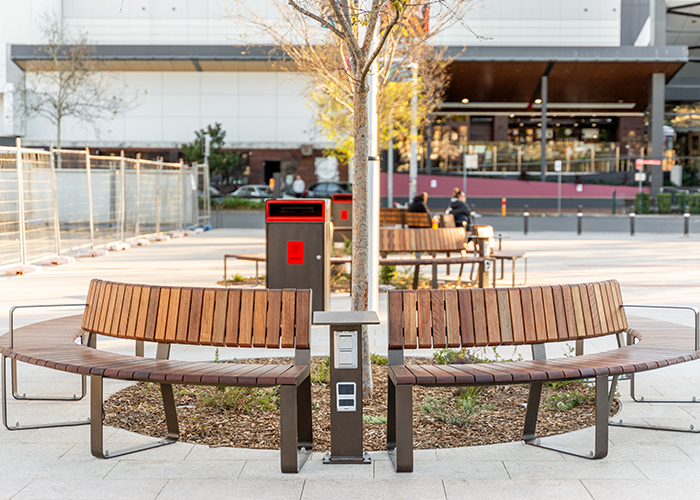 Linea VT Curved Seat (LVS10-C) and PowerMe side table with device charging.