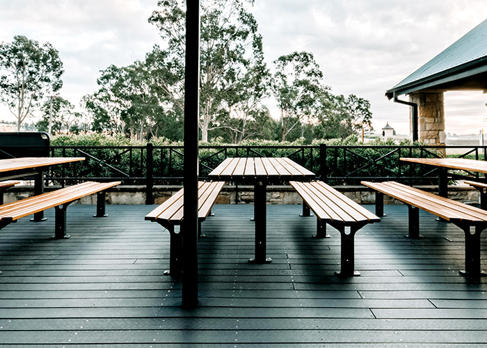 Park DDA Setting, battens in aluminium woodgrain Spotted Gum, frames in Textura Monument.