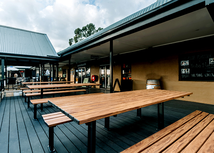 Park DDA Setting, battens in aluminium woodgrain Spotted Gum, frames in Textura Monument.