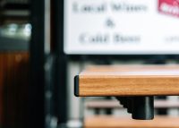 Battens in aluminium woodgrain Spotted Gum, frames in Textura Monument.