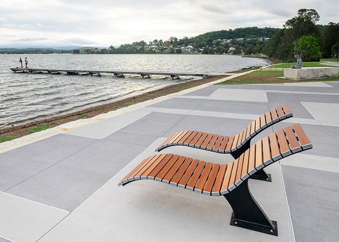 Mall Sun Lounge, with woodgrain aluminium battens in Bush Cherry, frames in Night Sky.