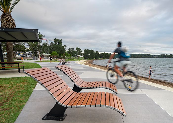 Mall Sun Lounge, with woodgrain aluminium battens in Bush Cherry, frames in Night Sky.