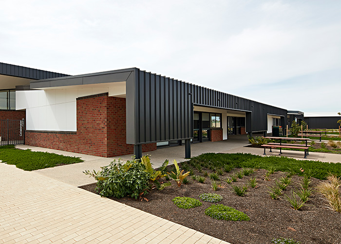 Mall Setting (CMM6-DDA, 1750) with aluminium woodgrain Bush Cherry battens, Textura Monument frame.