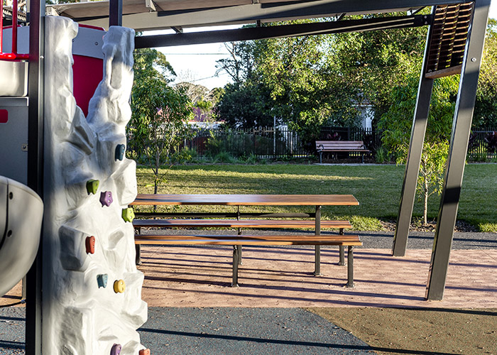 Park DDA Setting, battens in aluminium woodgrain Spotted Gum, frames in Monument.