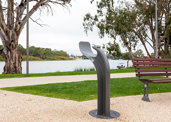 Arqua Fountain in tailored Metropolis Storm Pearl grey.