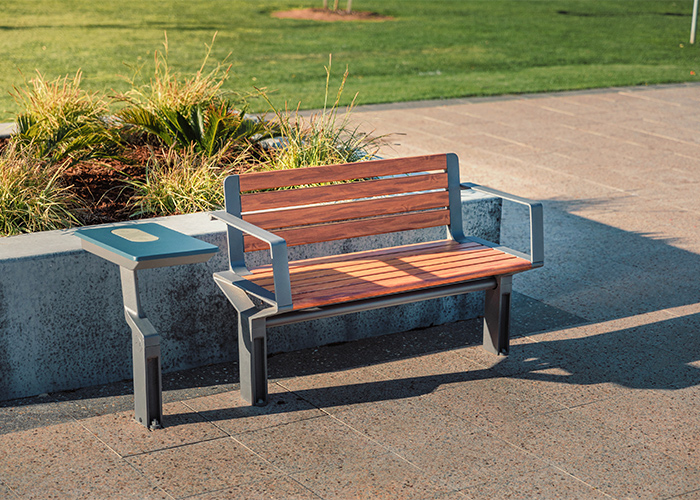 Aria Seat (CMA1) and PowerMe Table (PM). Woodgrain battens, Deep Ocean tabletop, Sable Brilliance frame.