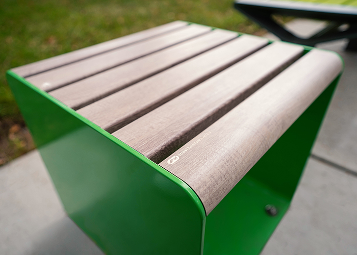 Linea Cube (LIC6) with aluminum Beach Oak Grey battens, Shamrock Green frame.