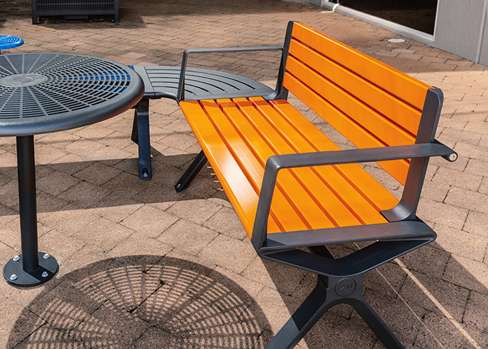 Aria Seating System, S-shape, with Cafe Table (T1), Cafe Stool (S1) and Linea Cube (LIC6).