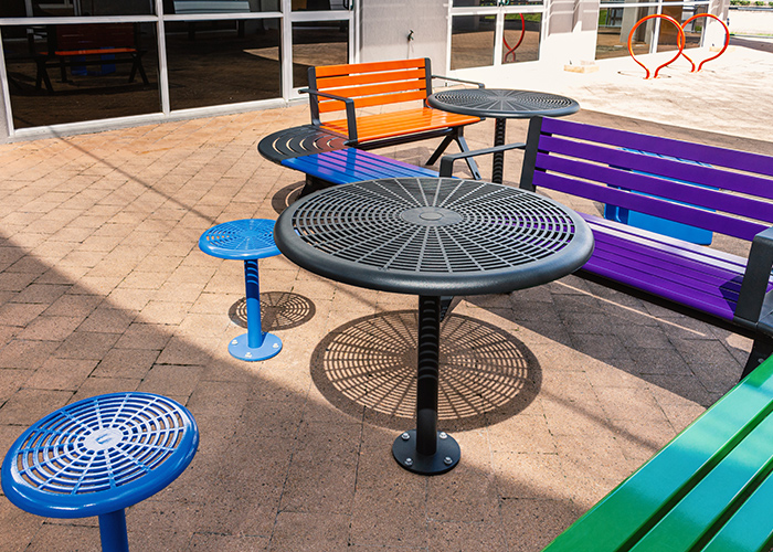 Aria Seating System, S-shape, with Cafe Table (T1), Cafe Stool (S1) and Linea Cube (LIC6).